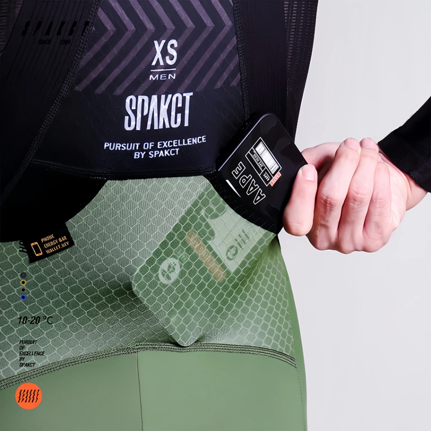 Close-up of integrated rear mesh pocket on Spakct Horse avocado green men's thermal cycling bib tights.